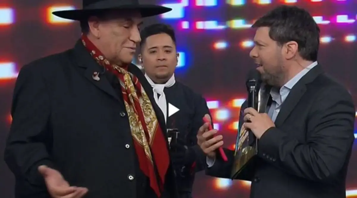 El Chaqueño Palavecino se emocionó al cantar por un nene de 4 años con cáncer, en Buenas Noches Familia