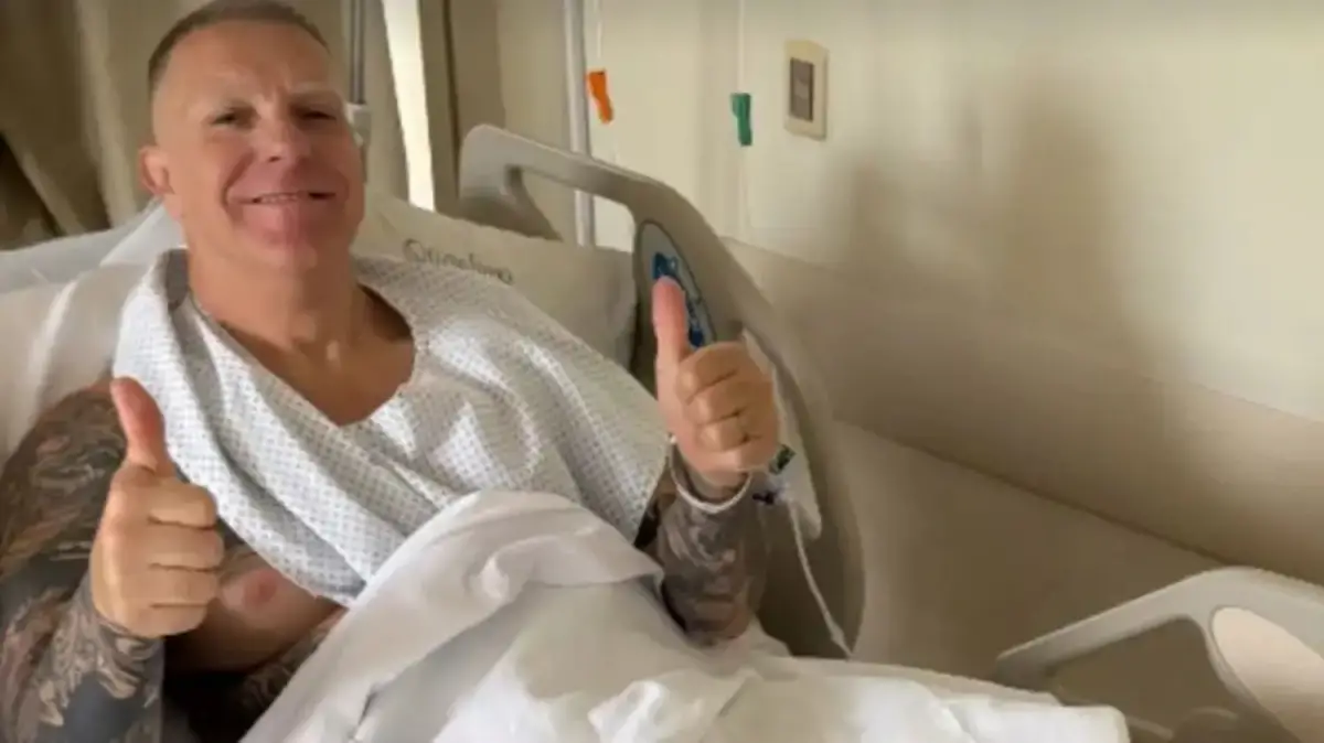 ALEJANDRO FANTINO publicó esta foto, optimista, desde la clínica. 