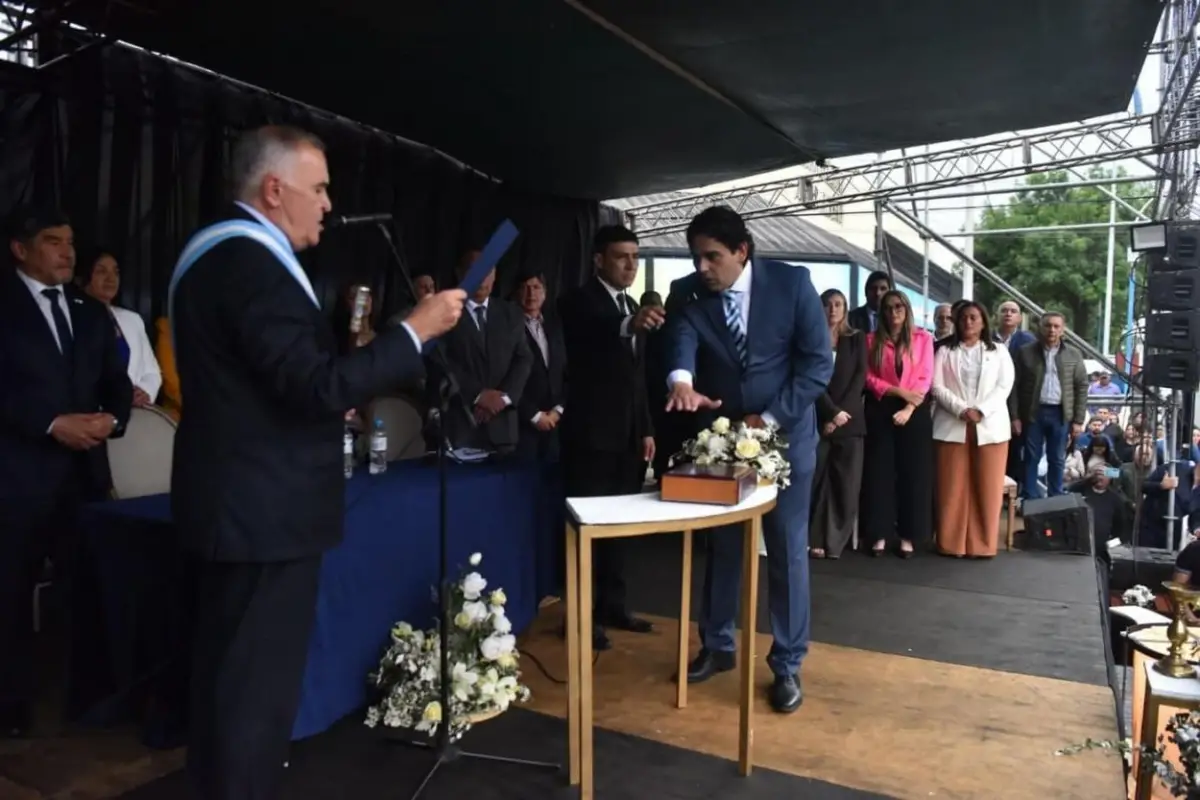ALBERDI: Bruno Romano juró como intendente ante Osvaldo Jaldo y ocupará su cargo hasta 2027. 