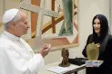 Laura Pausini emocionó al papa León XIV con una canción inédita y recibió un premio histórico en el Vaticano