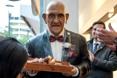 Inauguraron en la peatonal una escultura de Don Rojas, el señor de los cubanitos