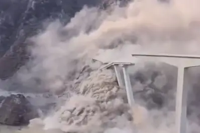 Impactante video: colapsó un puente de 758 metros en China pocos meses después de su inauguración