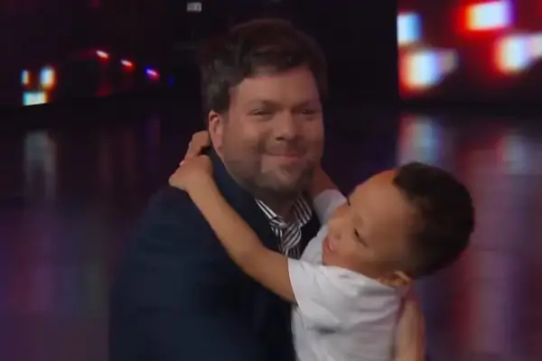 Emoción en Buenas noches Familia: dos gemelos con síndrome de Noonan recibieron un gesto solidario