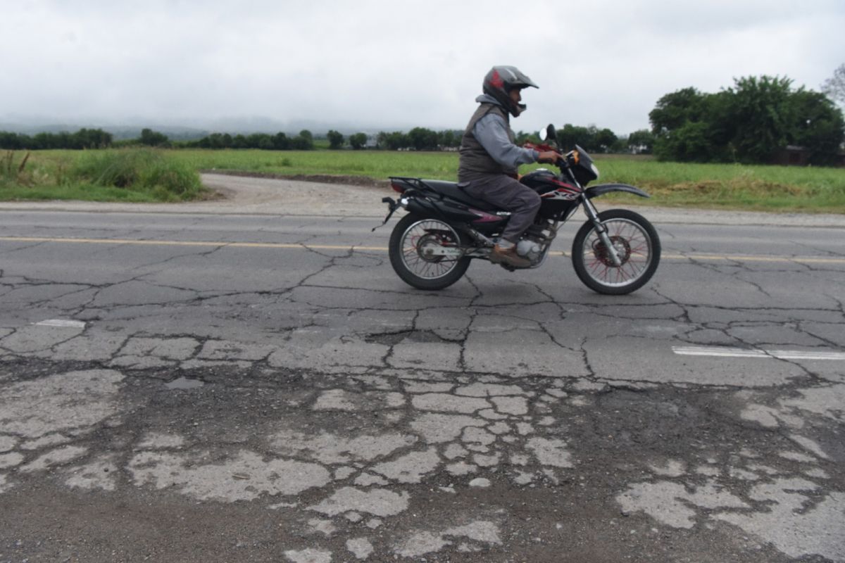RIESGO. Los motociclistas esquivan las zonas mal pavimentadas intentando evitar accidentes. LA GACETA/ FOTO DE ANALÍA JARAMILLO