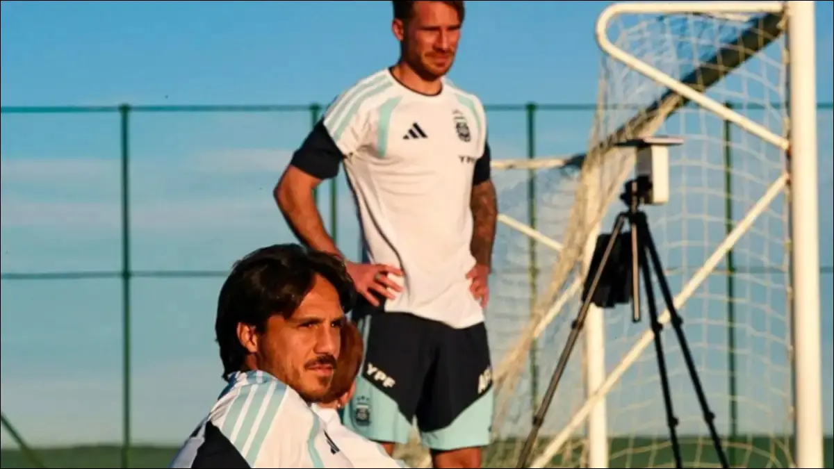 CONVOCATORIA HISTÓRICA. Los hermanos Mac Allister formaron parte de la lista de Lionel Scaloni y coincidieron en el campo de juego durante el amistoso en Angola.