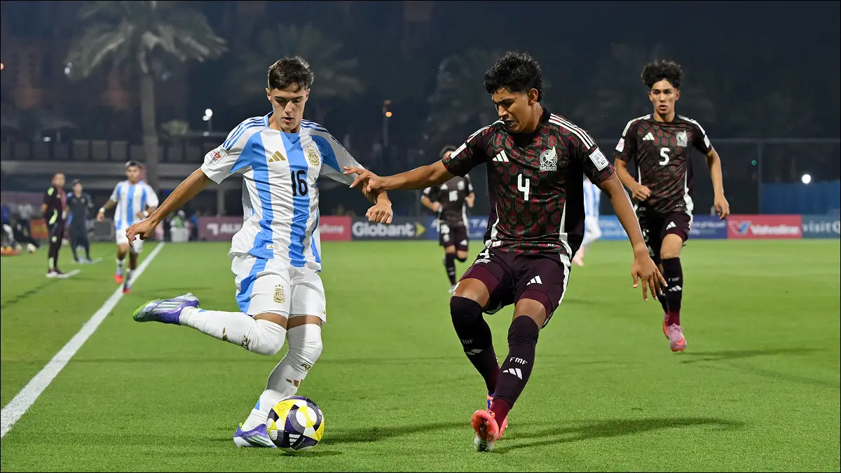 EN PLENO DUELO. Argentina y México protagonizaron un encuentro intenso en el Mundial Sub 17 disputado en Qatar.