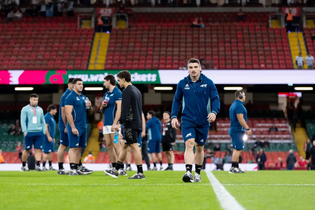 Mateo Carreras, durante el precalentamiento de Los Pumas en Cardiff.
