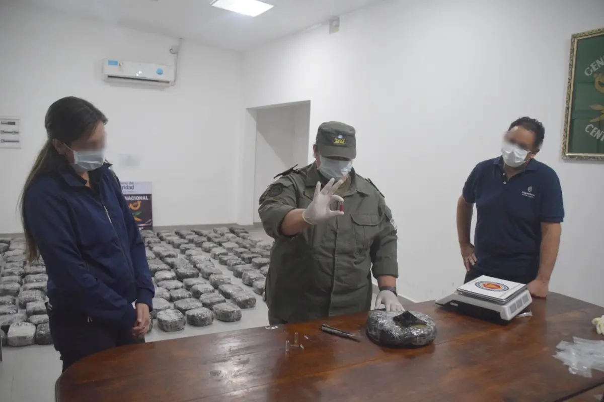 En infracción a las Leyes 23.737 “Estupefacientes” y 22.415 “Código Aduanero”, los gendarmes decomisaron la totalidad de los elementos.