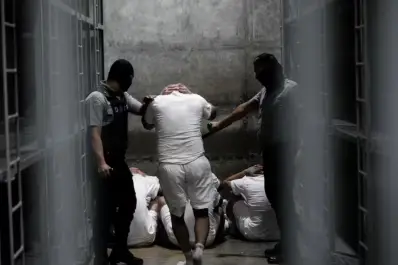 Denuncian torturas a venezolanos enviados a la megacárcel de Bukele: “Llegaron al infierno”