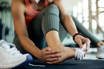 Esguinces de tobillo: qué hacer y qué no; adiós al hielo y al reposo absoluto