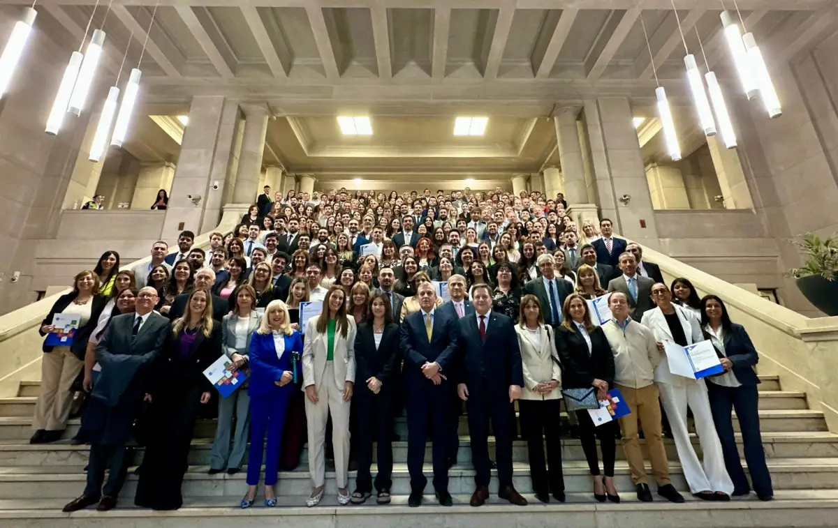 Miembros de la Corte y de las dependencias certificadas posan en el hall del Palacio de Justicia