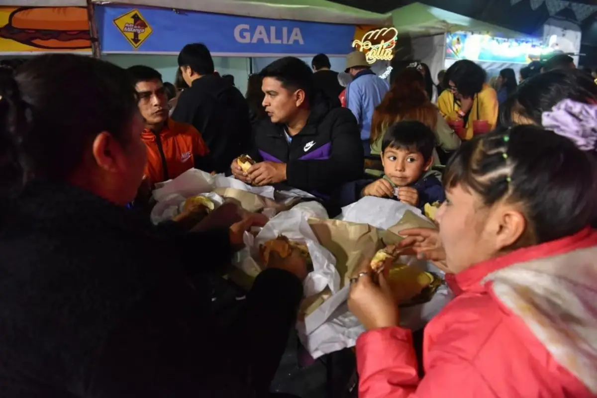 SABOR COMPARTIDO. Familias, parejas y grupos de amigos, disfrutan cada bocado de la clásica “milanga” provincial y sus variantes modernas.