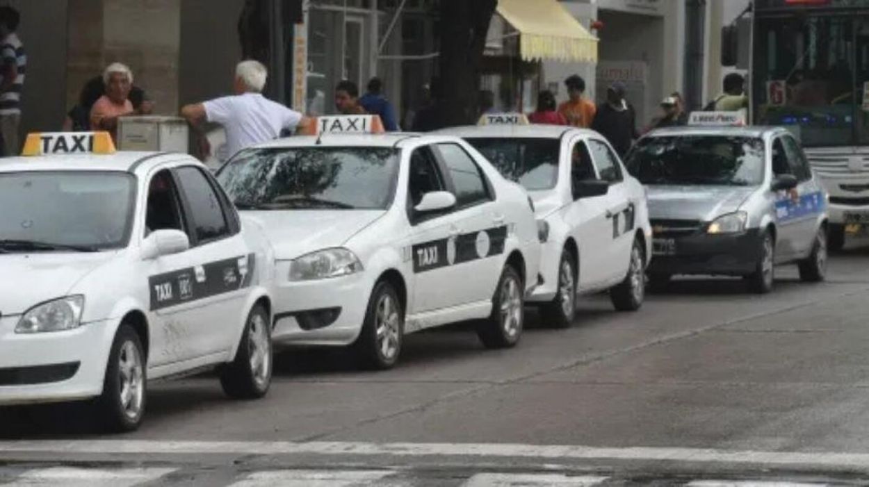 CONVIVENCIA. Distintas ciudades del país legislaron la actividad de las plataformas electrónicas atendiendo las quejas del sector taximetrero.