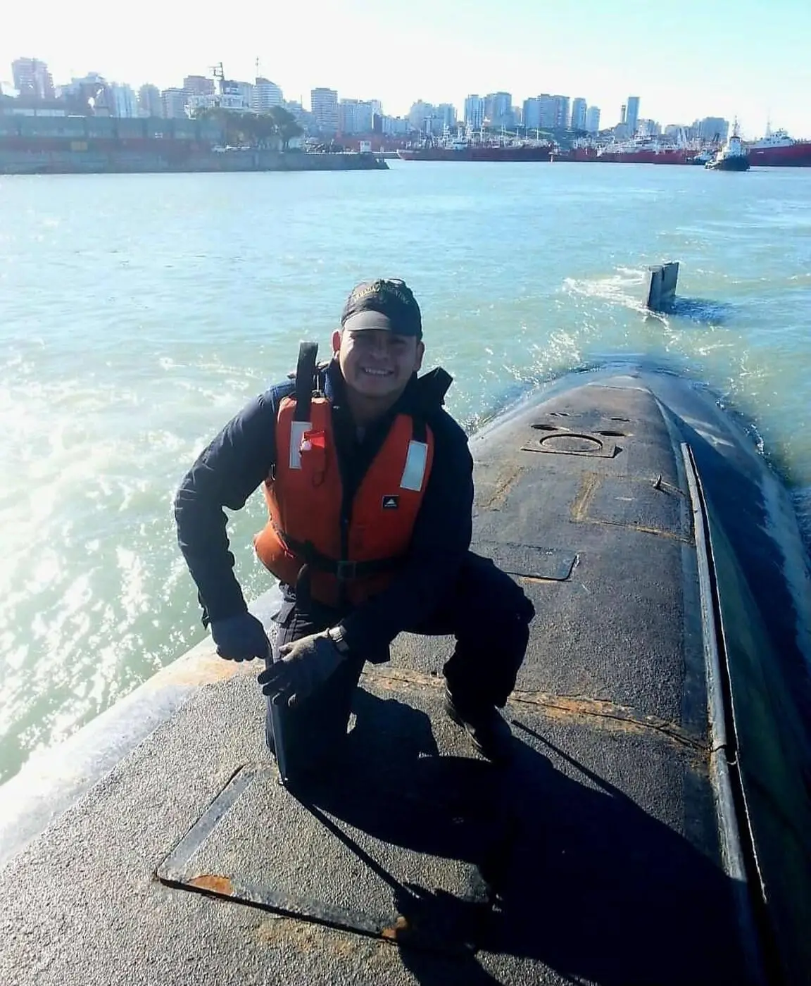 SOBRE EL CASCO. Luis Esteban García navegó en el ARA San Juan.
