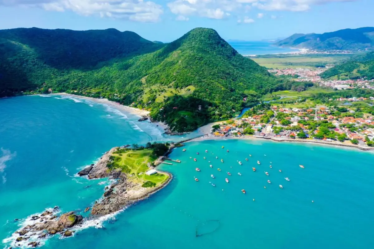 FLORIANÓPOLIS. A tres horas de vuelo, sigue siendo el destino brasileño más elegidos por los viajeros locales. visitbrasil.com