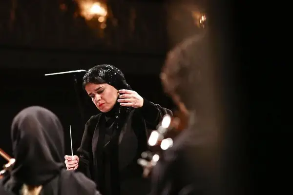 La historia de la primera directora de orquesta en Irán