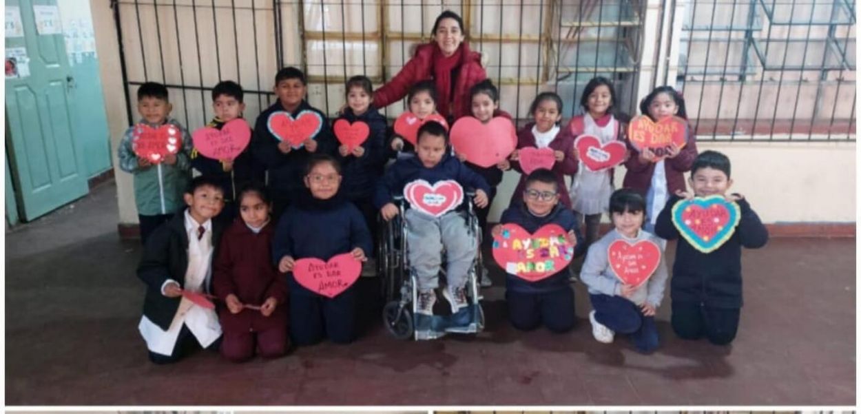 TRABAJO EN EQUIPO. Los alumnos que participaron junto a su maestra.