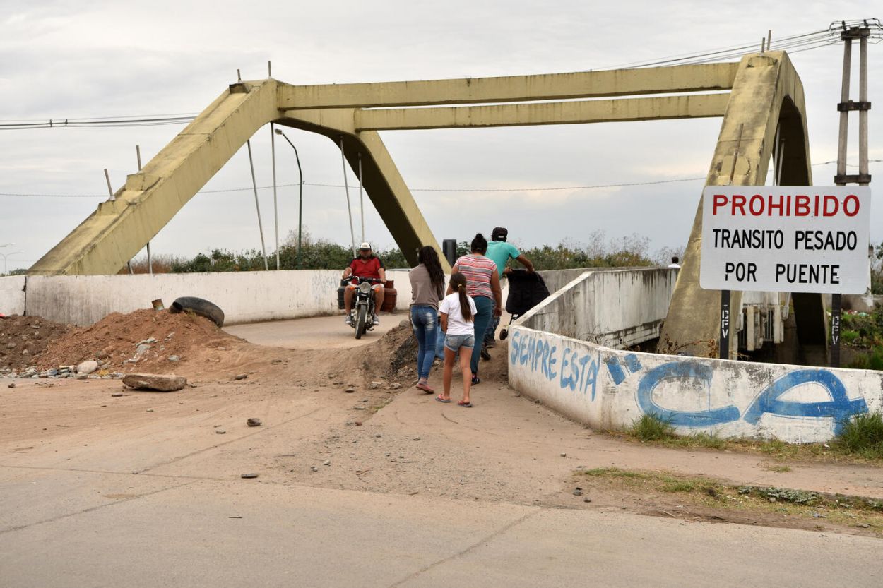 UNO Y OTRO. Tanto el puente caído como su gemelo permanecen cerrados hasta el momento. la gaceta / foto de matías quintana