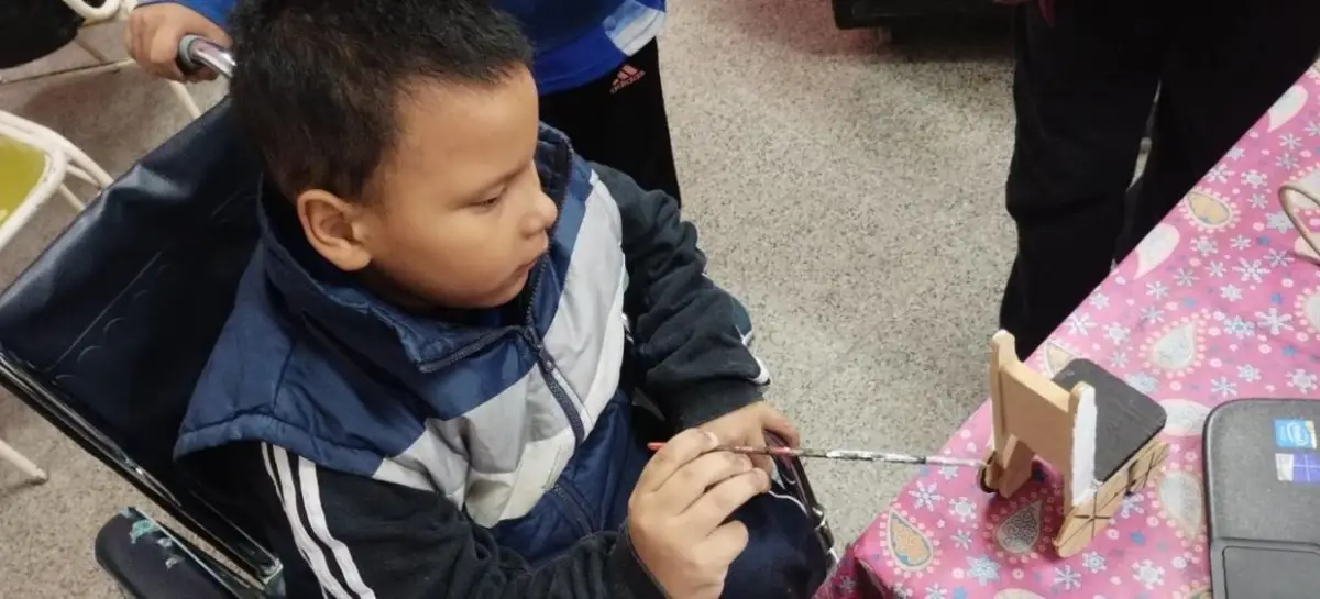 INSPIRADOR. Byron, el niño que fue el motor de esta iniciativa que llevó a sus compañeritos de la escuela luleña a esforzarse por mejorar su vida.