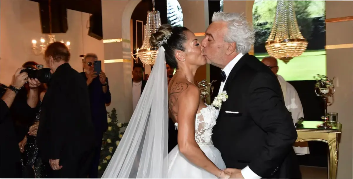 El primer beso de Coco Sily y Chimi Meza como marido y mujer se da bajo una lluvia de papelitos blancos y flashes de celebración