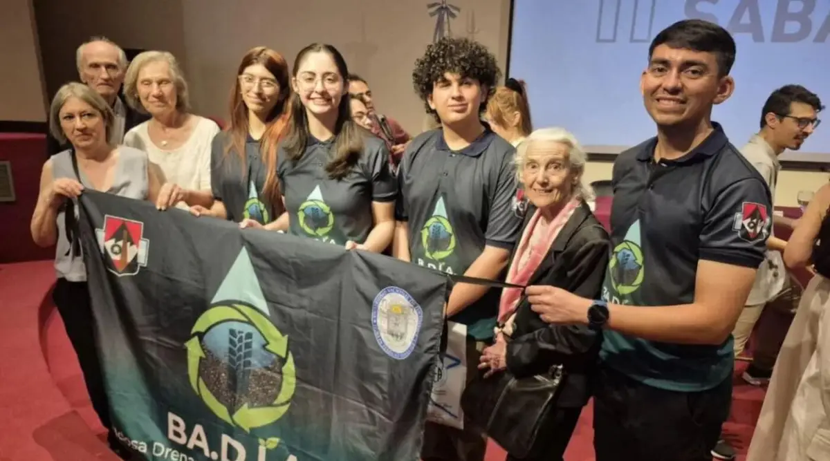 FESTEJO. Los estudiantes celebraron la obtención del premio nacional.