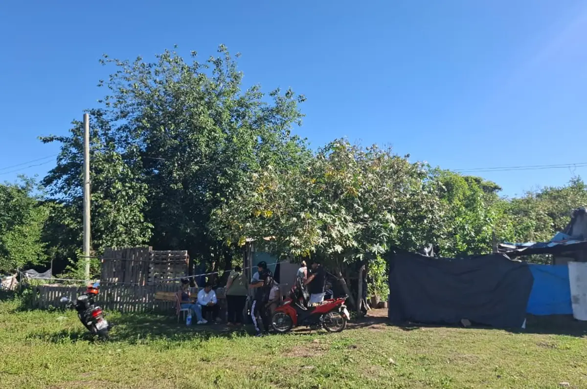 ESCENA DEL CRIMEN. Rosario Vargas habría sido ultimada de un disparo  por su ex pareja, Carlos Orlando Arévalo en la parte delantera de su casa. 