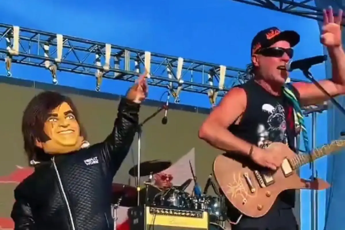 La performance de La Renga incluyó la participación de un actor en el escenario.