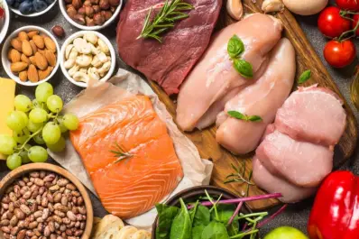 Qué comidas y bebidas pueden provocar migrañas, según una nutricionista de Harvard