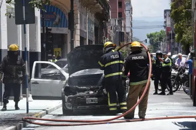 Una camioneta se incendió en pleno centro y provocó un caos vehicular: no hubo heridos