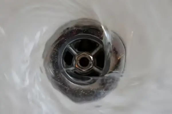 Cinco trucos caseros para destapar cañerías y eliminar malos olores rápidamente