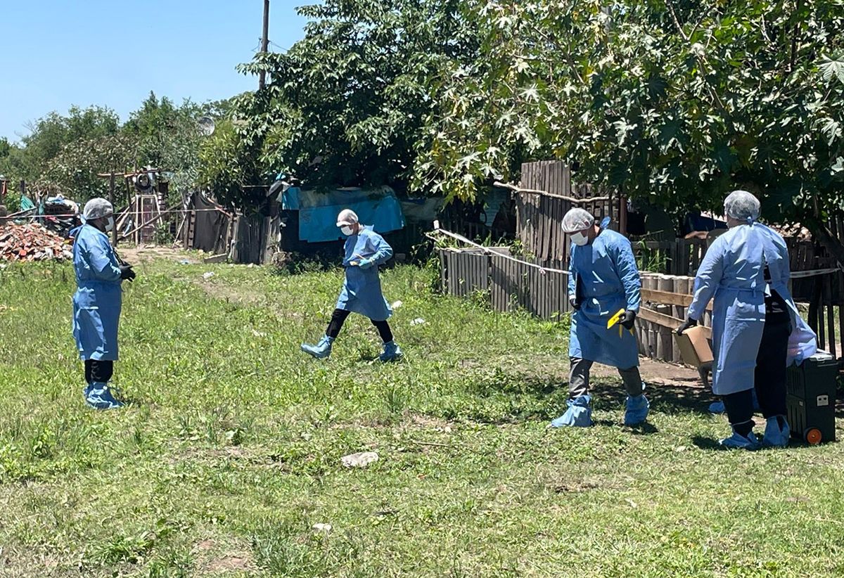 PESQUISA. Los peritos trabajaron en la casa de Villa Cariño, en Tafí Viejo.