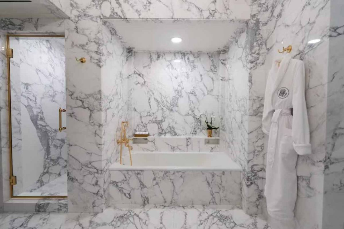 Trump remodela el baño Lincoln: cómo es la polémica transformación en la Casa Blanca