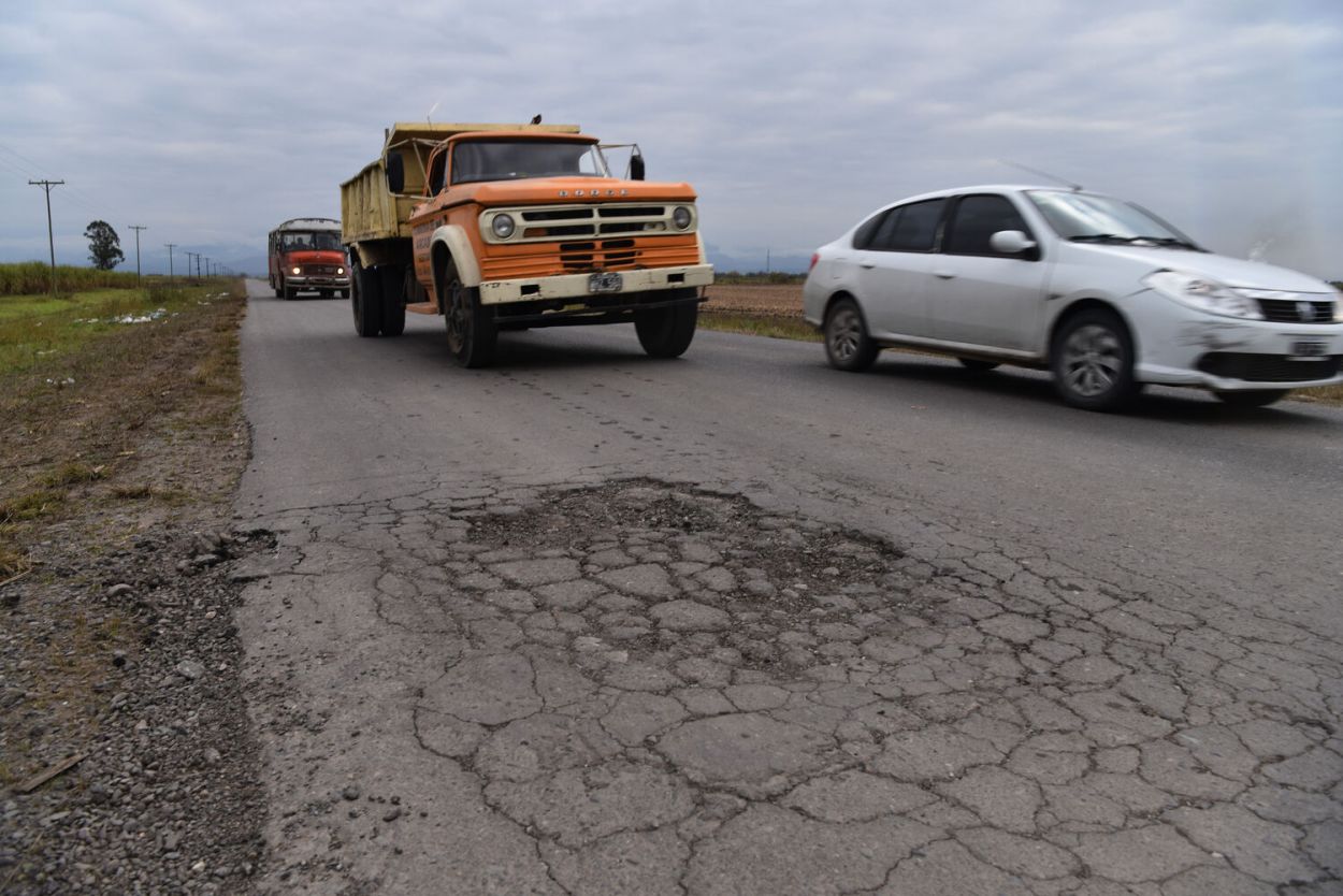 LA 324. Este camino, que conecta la ciudad de Famaillá con la localidad de Arcadia, está en muy mal estado.