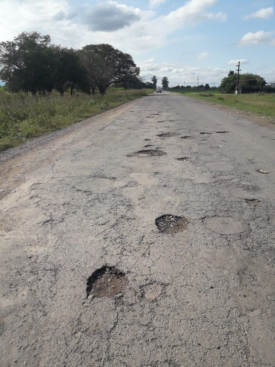 LA 327. Esta vía atraviesa el este de la provincia, con tramos muy rotos.