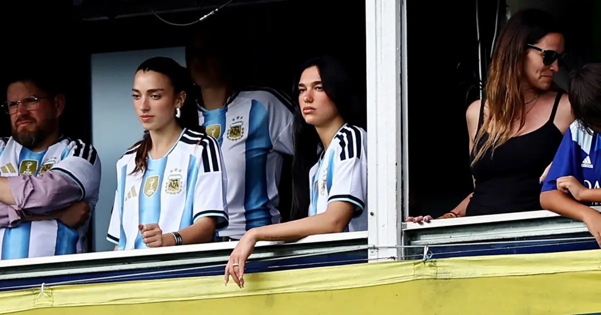 EN LA CANCHA. Después de sus shows, Dua Lipa pasó una semana más en Buenos Aires como turista. / OLÉ