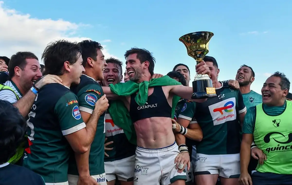 Jorge Domínguez celebrando el título.