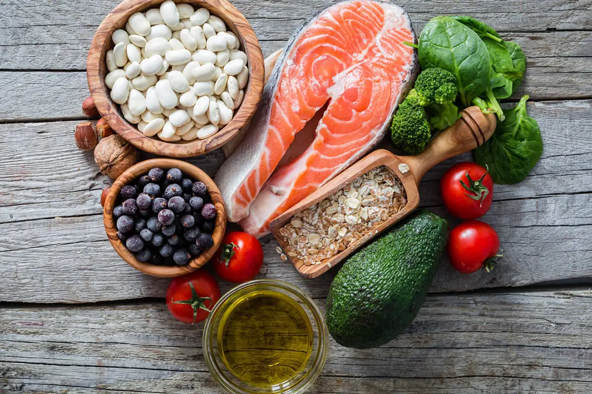 Eliminar los embutidos y alimentos ricos en grasas puede ayudar a desinflamar el abdomen.