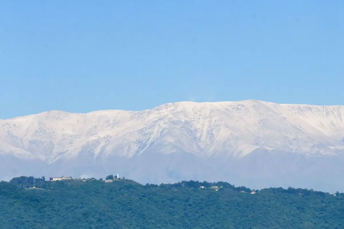 INUSUAL. Los cerros amanecieron blancos tras una fuerte granizada en altura que obligó a cerrar el principal corredor hacia los Valles. Se descartaron daños en cultivos y accidentes. El calor ya regresó a toda la provincia.