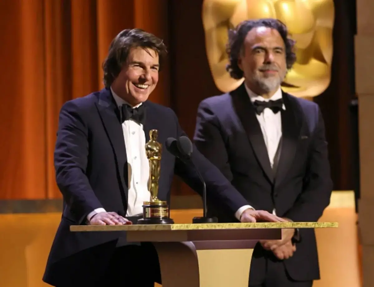 PREMIO AL COMPROMISO. Tom Cruise recibió su Oscar honorífico de manos de Alejandro González Iñárritu.
