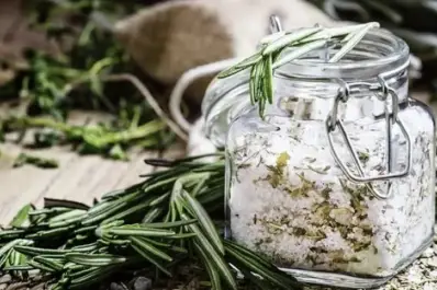 Sal gruesa y romero en un frasco: el truco casero que te ayudará a purifica y armoniza tu hogar