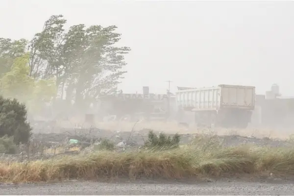 Vientos nivel naranja de hasta 110 km/h y lluvias intensas afectarán a cinco provincias este martes