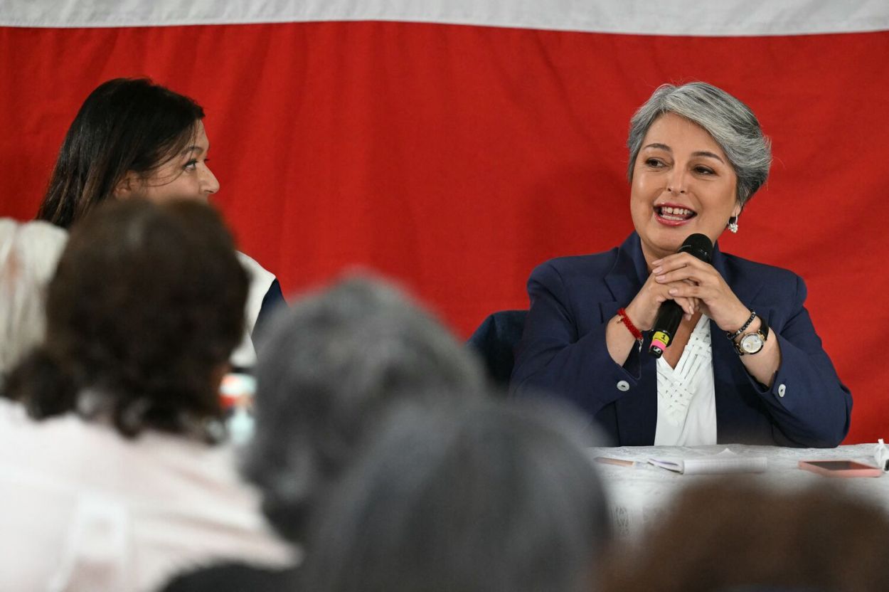 MITIN. Jara se reunió en un barrio de Santiago con mujeres.