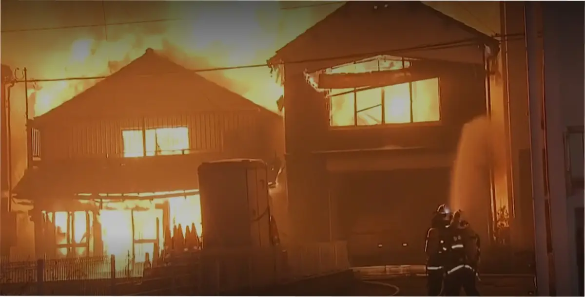 El fuego arrasó sobre un barrio de la ciudad de Otia en Japón y consumió casas enteras.