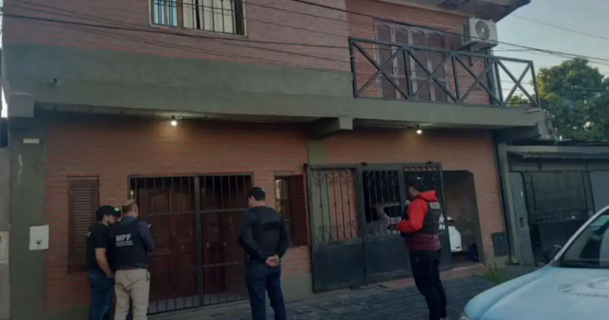 EN PLENA TAREA. Personal del ECIF y de la Policía se aprestan a allanar la casa de unos de los policías denunciados por una mujer. credito