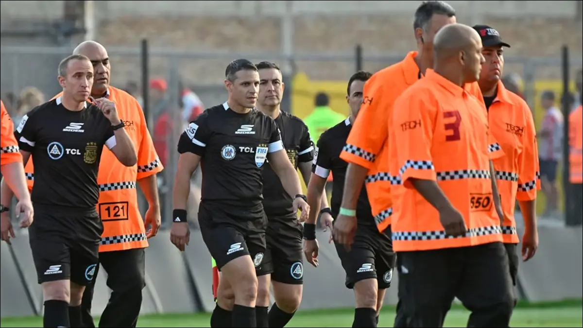 ESCÁNDALO REAVIVADO. El arbitraje quedó otra vez en el centro de la escena tras la filtración del informe elevado a la AFA.