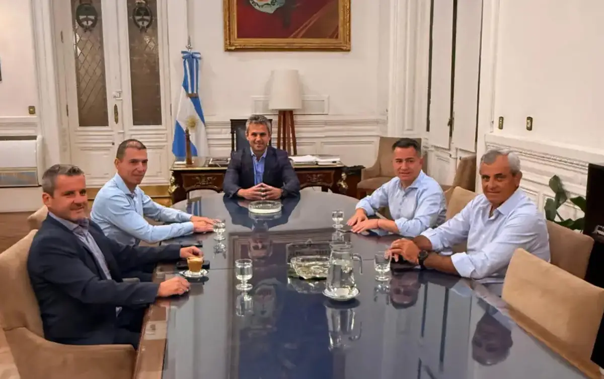 REUNIÓN. Mariano Campero (primero desde la izquierda de la foto), durante un encuentro con Martín Menem.