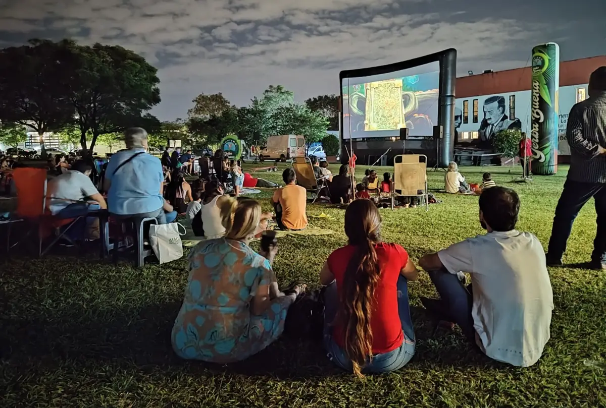 CINE al aire libre, una opción en Yerba Buena. 