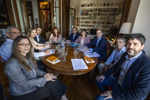 Cristina Kirchner apeló el endurecimiento de su arresto domiciliario, tras la reunión con economistas