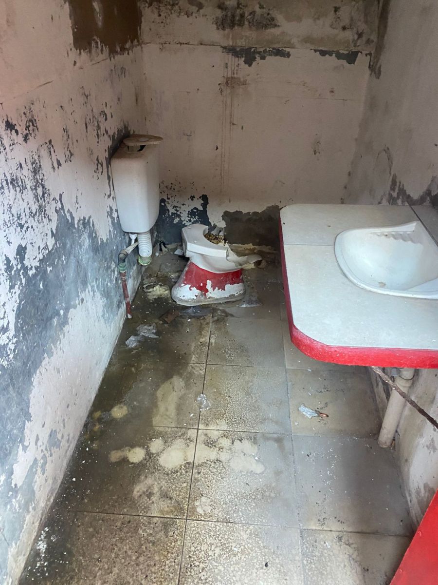 DESTRUIDO. Así quedó el baño de la popular de La Ciudadela.