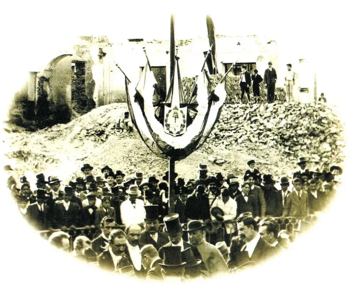 Recuerdos fotográficos: 1908. Colocan la piedra basal de la Casa de Gobierno